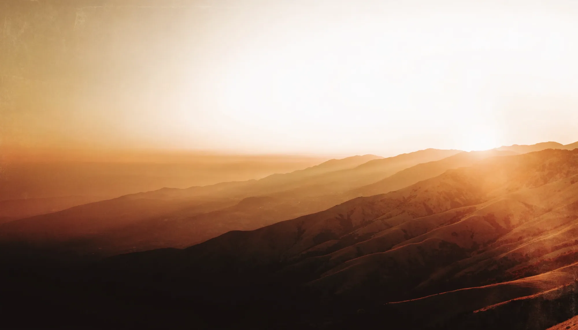 Pôr do sol sobre as montanhas
